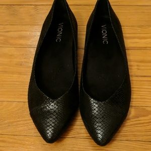 Vionic Caballo black pointed flat